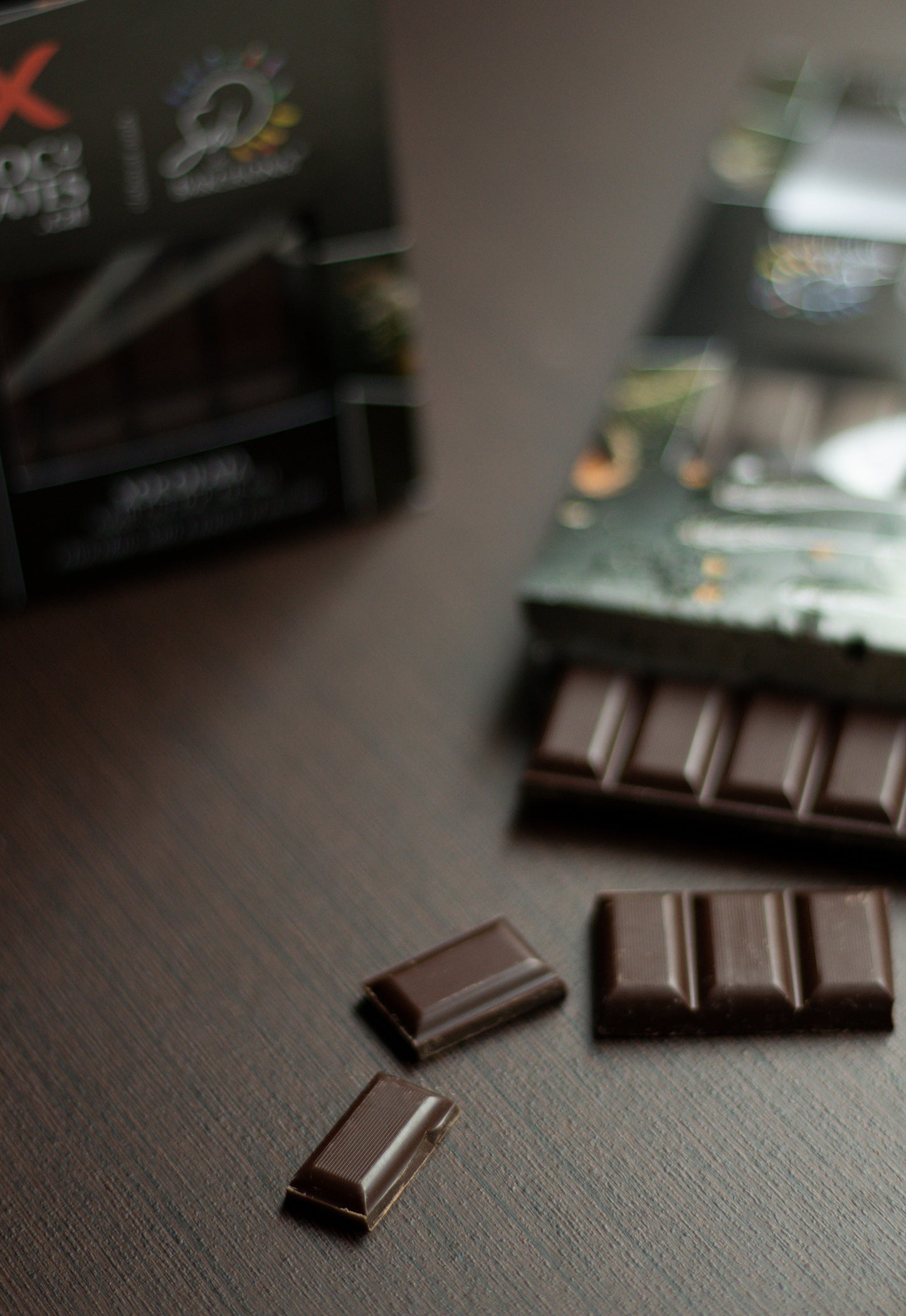 CHOCOLATE NEGRO con Sal de naranja, azafrán y pétalos de rosas (80gr.)